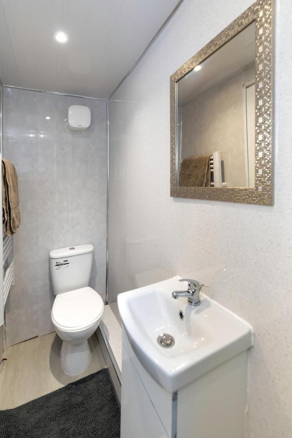 Stockton Town Centre Studio Apartments Free Parking And Wi-Fi Exterior photo